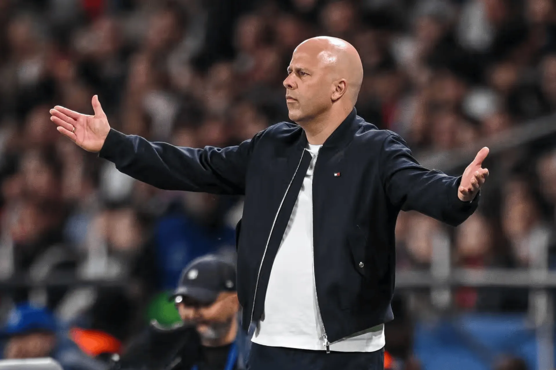 九游下载中心-跟队：斯洛特在勇敢与愚蠢间走钢丝，对巴黎三中卫险成灾难